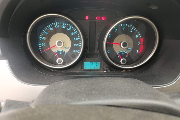 Used Buick Excelle 2013 1.5L Manual Classic Model Odometer Close Up