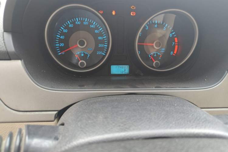 Used Buick Excelle 2013 1.5L Manual Classic Model Odometer Close Up