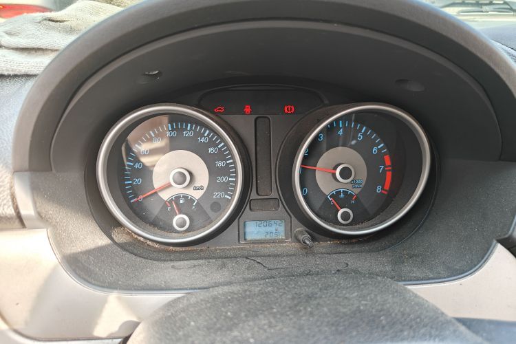 Used Buick Excelle 2013 1.5L Manual Classic Model Odometer Close Up