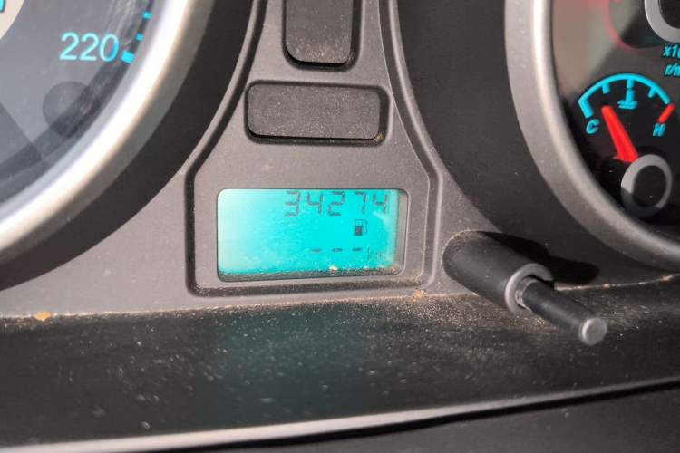 Used Buick Excelle 2013 1.5L Manual Classic Model Odometer Close Up