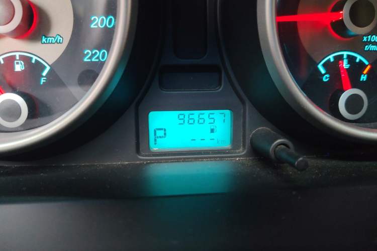 Used Buick Excelle 2013 1.5L Automatic Classic Model Odometer Close Up