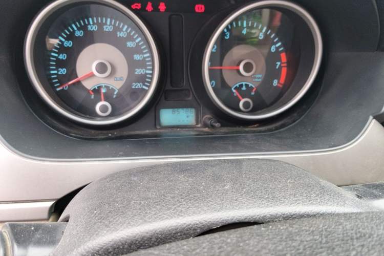 Used Buick Excelle 2013 1.5L Manual Classic Model Odometer Close Up