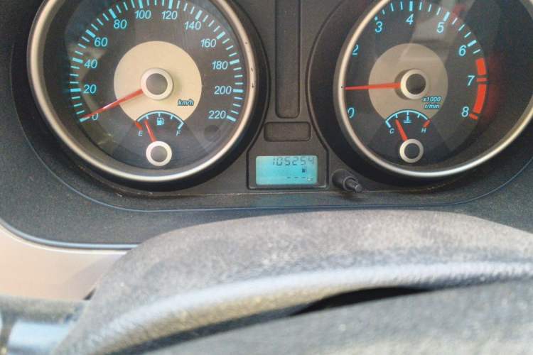 Used Buick Excelle 2013 1.5L Manual Classic Model Odometer Close Up