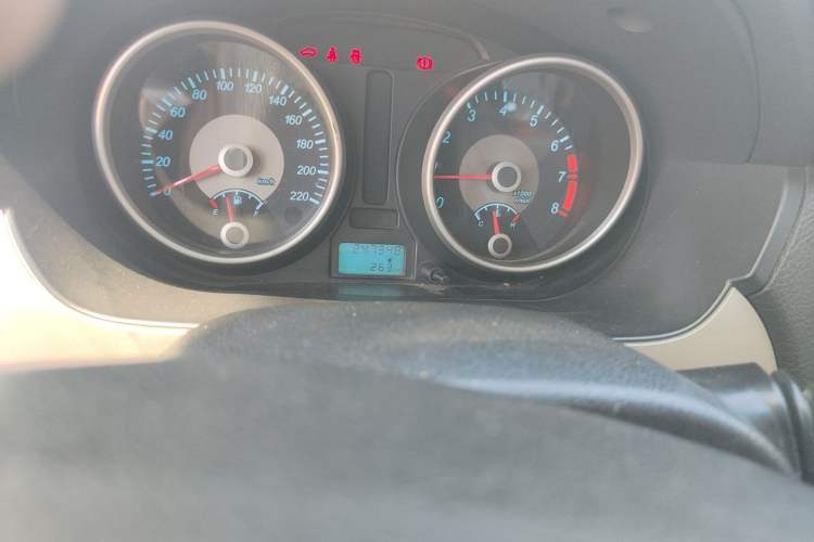 Used Buick Excelle 2013 1.5L Manual Classic Model Odometer Close Up