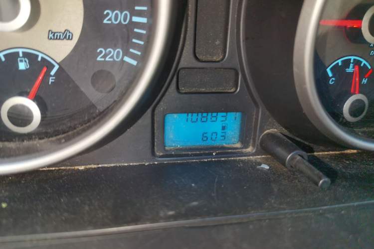 Used Buick Excelle 2013 1.5L Manual Classic Model Odometer Close Up