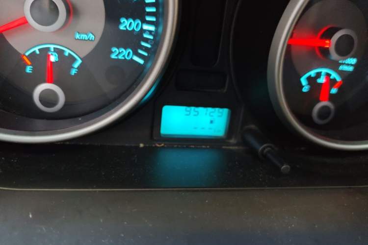 Used Buick Excelle 2013 1.5L Manual Classic Model Odometer Close Up