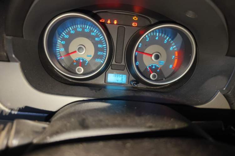 Used Buick Excelle 2013 1.5L Manual Classic Model Odometer Close Up