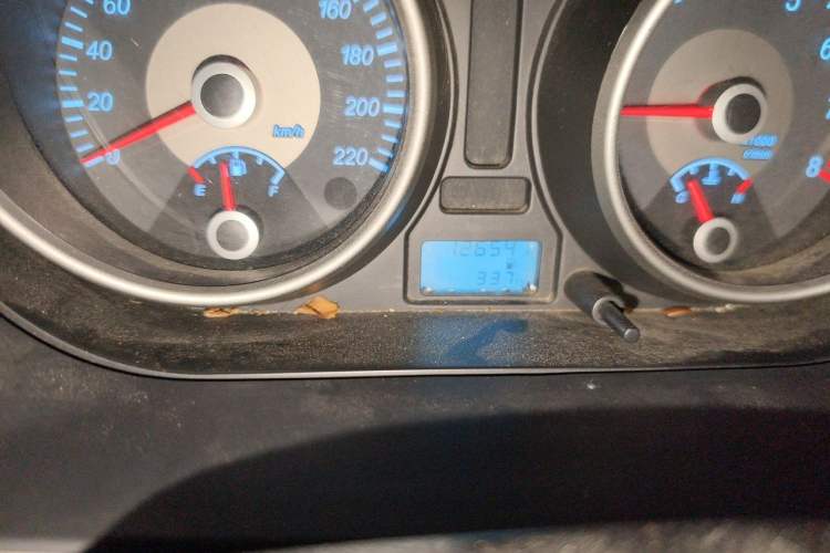 Used Buick Excelle 2013 1.5L Manual Classic Model Odometer Close Up