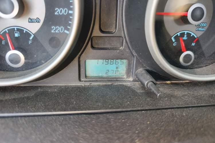 Used Buick Excelle 2013 1.5L Manual Classic Model Odometer Close Up