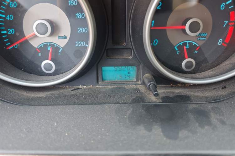 Used Buick Excelle 2013 1.5L Manual Classic Model Odometer Close Up