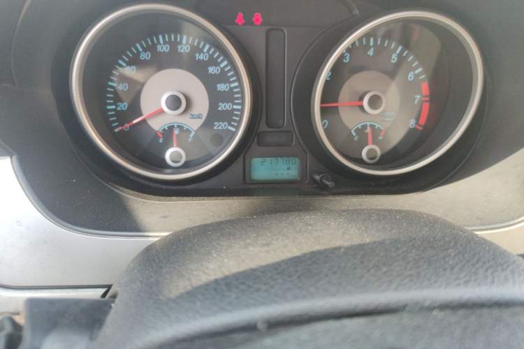 Used Buick Excelle 2013 1.5L Manual Classic Model Odometer Close Up