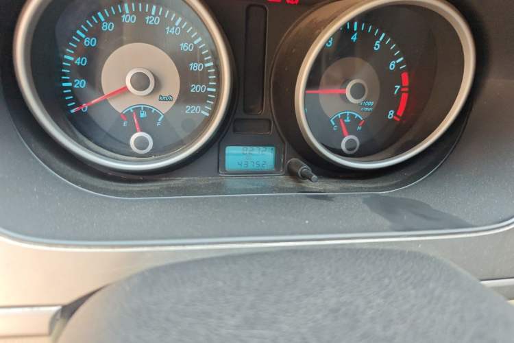 Used Buick Excelle 2013 1.5L Manual Classic Model Odometer Close Up