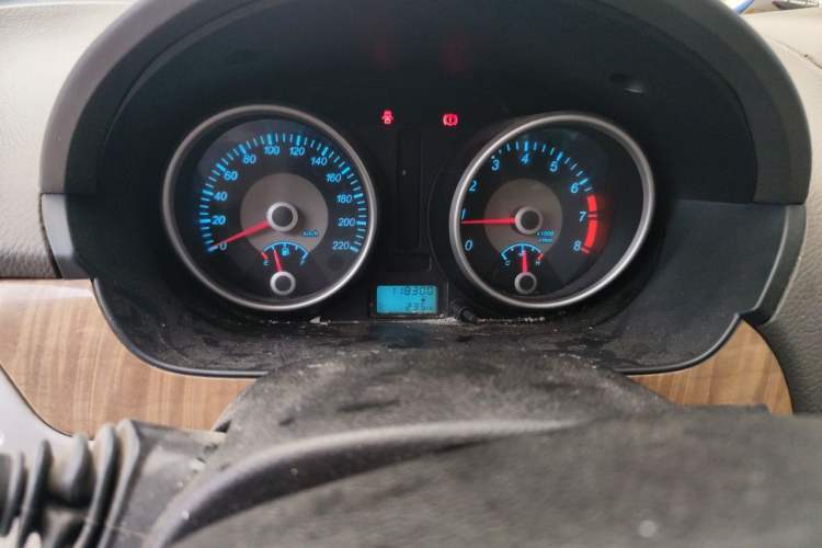 Used Buick Excelle 2013 1.5L Manual Classic Model Odometer Close Up
