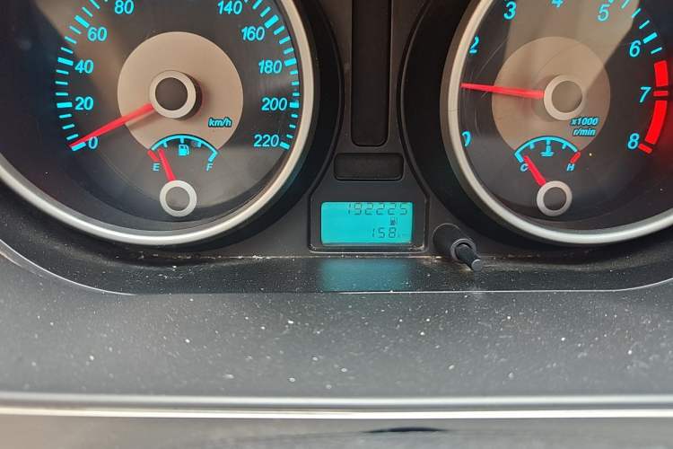 Used Buick Excelle 2013 1.5L Manual Classic Model Odometer Close Up