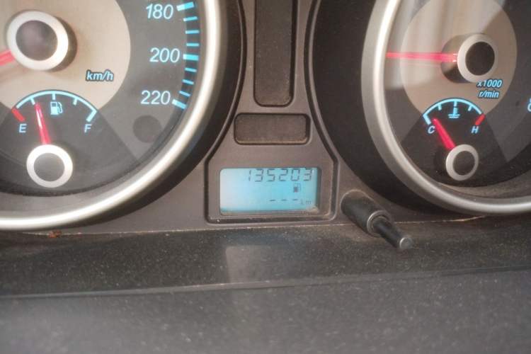 Used Buick Excelle 2013 1.5L Manual Classic Model Odometer Close Up