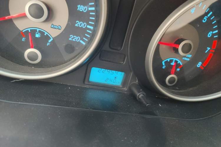Used Buick Excelle 2013 1.5L Manual Classic Model Odometer Close Up