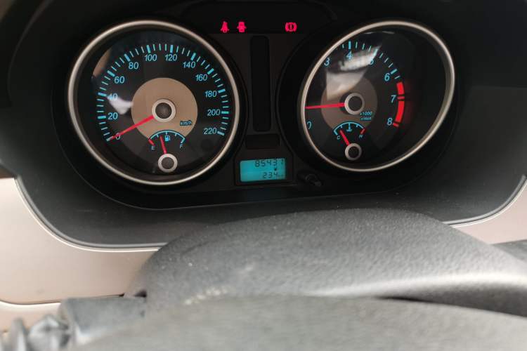 Used Buick Excelle 2013 1.5L Manual Classic Model Odometer Close Up