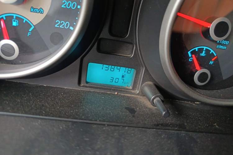 Used Buick Excelle 2013 1.5L Manual Classic Model Odometer Close Up