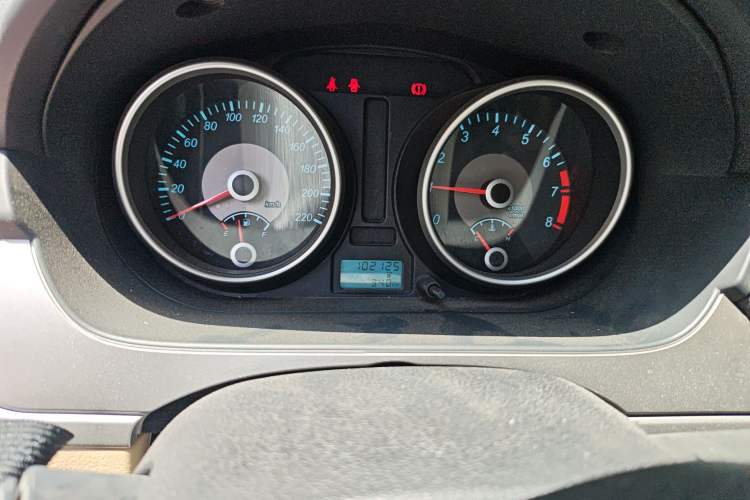 Used Buick Excelle 2013 1.5L Manual Classic Model Odometer Close Up