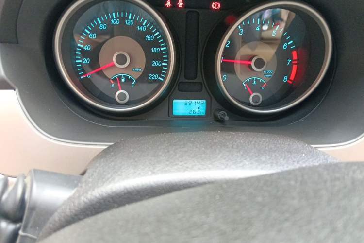 Used Buick Excelle 2013 1.5L Manual Classic Model Odometer Close Up