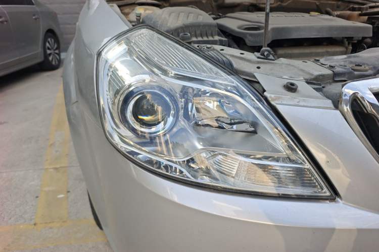 Used Buick Excelle 2013 1.5L Automatic Classic Model Right Front Headlight