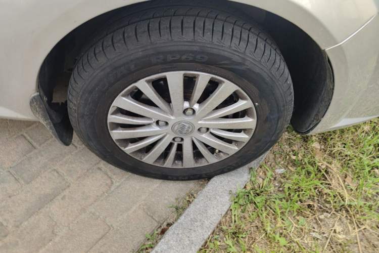 Used Buick Excelle 2013 1.5L Automatic Classic Model Right Front Wheel Hub