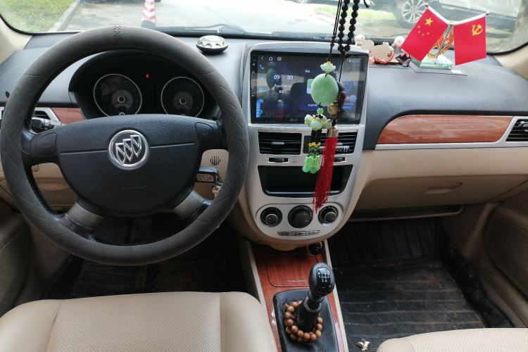 Used Buick Excelle 2013 1.5L Manual Luxury Model Center Console