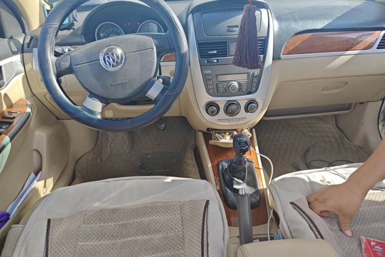 Used Buick Excelle 2013 1.5L Manual Luxury Model Center Console