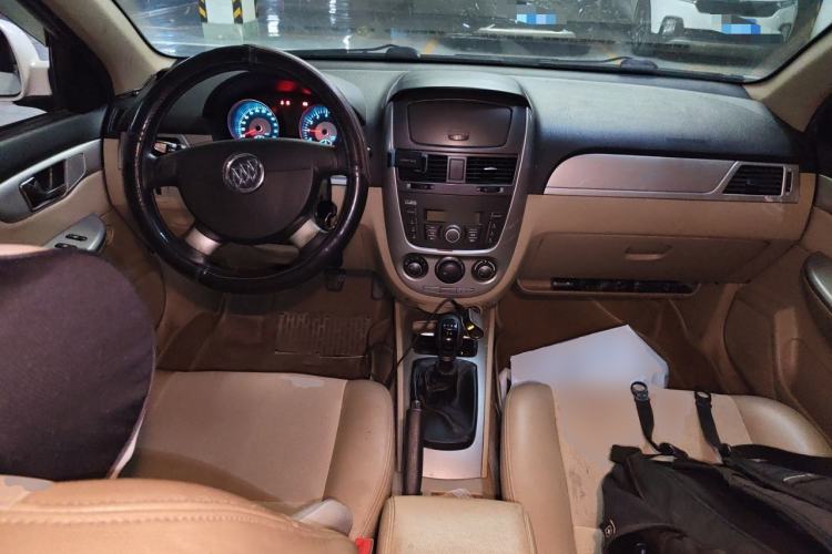 Used Buick Excelle 2013 1.5L Manual Classic Model Center Console