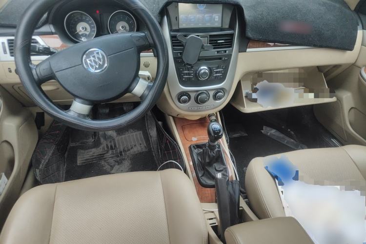 Used Buick Excelle 2013 1.5L Manual Luxury Model Center Console