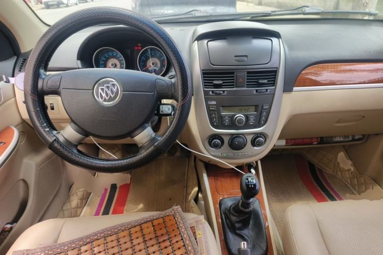 Used Buick Excelle 2013 1.5L Manual Luxury Model Center Console