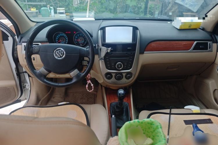 Used Buick Excelle 2013 1.5L Manual Luxury Model Center Console