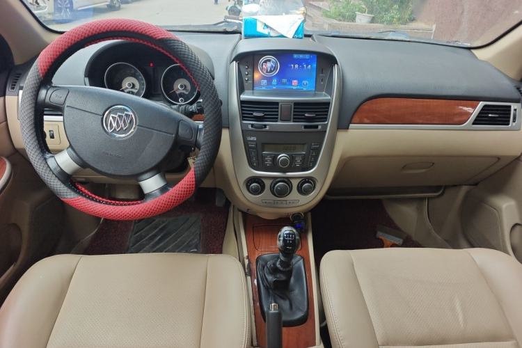 Used Buick Excelle 2013 1.5L Manual Luxury Model Center Console