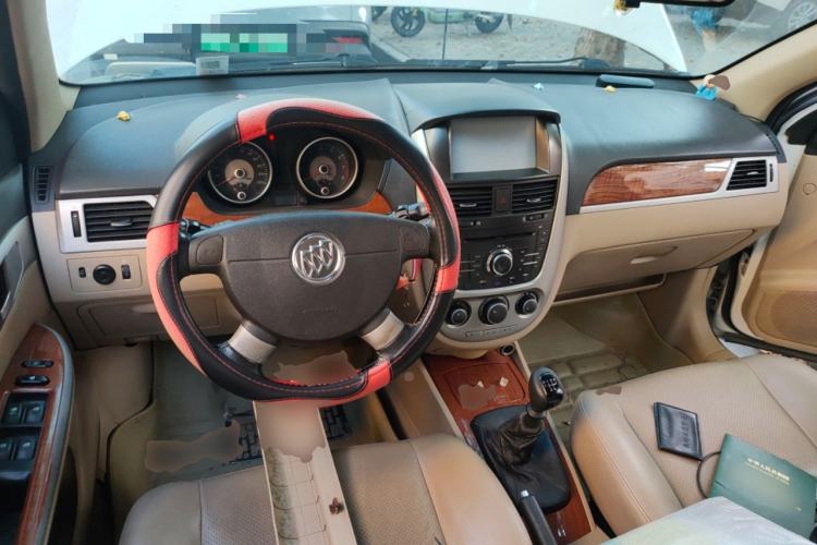 Used Buick Excelle 2013 1.5L Manual Luxury Model Center Console