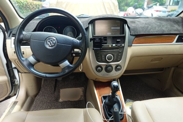 Used Buick Excelle 2013 1.5L Manual Luxury Model Center Console