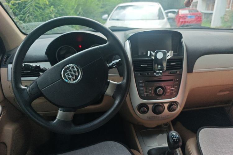 Used Buick Excelle 2013 1.5L Manual Classic Model Center Console