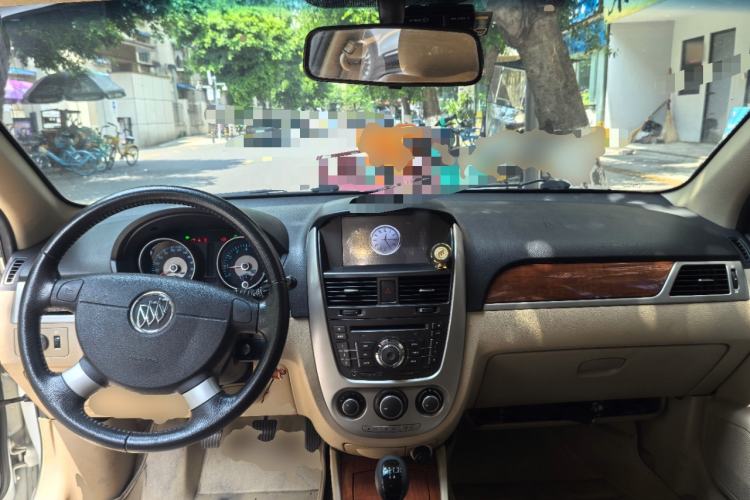 Used Buick Excelle 2013 1.5L Manual Luxury Model Center Console
