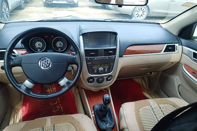 Used Buick Excelle 2013 1.5L Manual Luxury Model Center Console