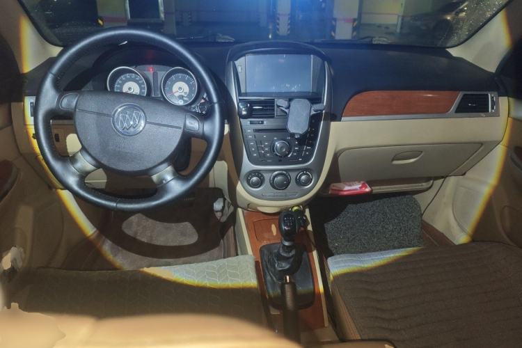 Used Buick Excelle 2013 1.5L Manual Luxury Model Center Console