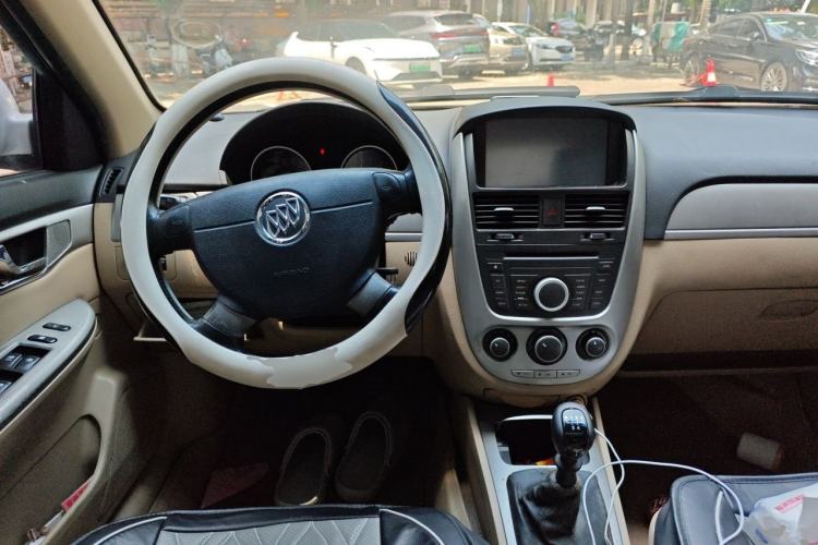Used Buick Excelle 2013 1.5L Manual Classic Model Center Console