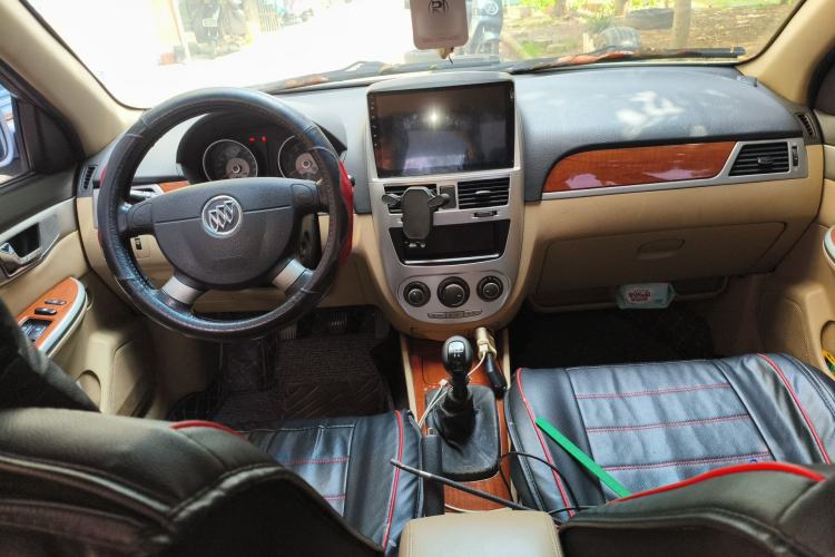 Used Buick Excelle 2013 1.5L Manual Luxury Model Center Console