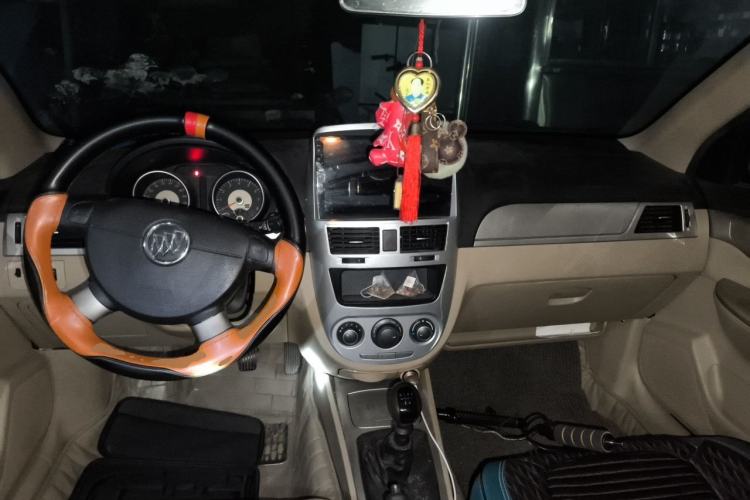 Used Buick Excelle 2013 1.5L Manual Classic Model Center Console