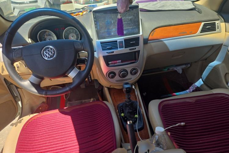 Used Buick Excelle 2013 1.5L Manual Luxury Model Center Console