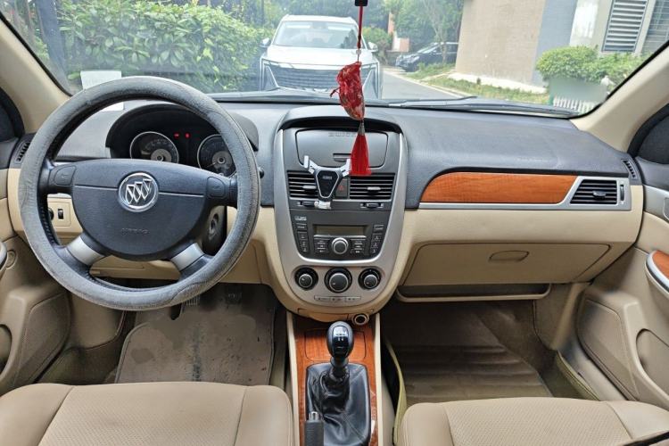 Used Buick Excelle 2013 1.5L Manual Luxury Model Center Console