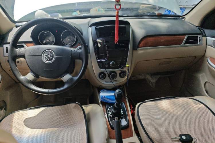 Used Buick Excelle 2013 1.5L Manual Luxury Model Center Console