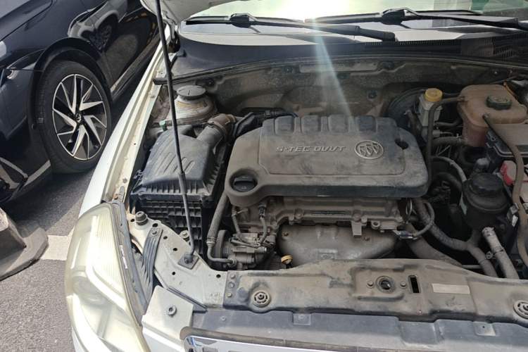 Used Buick Excelle 2013 1.5L Manual Classic Model Engine Bay Right