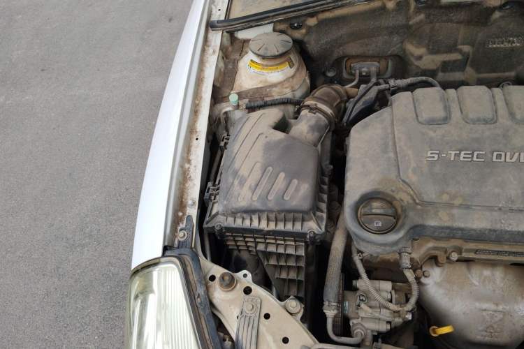 Used Buick Excelle 2013 1.5L Manual Classic Model Engine Bay Right