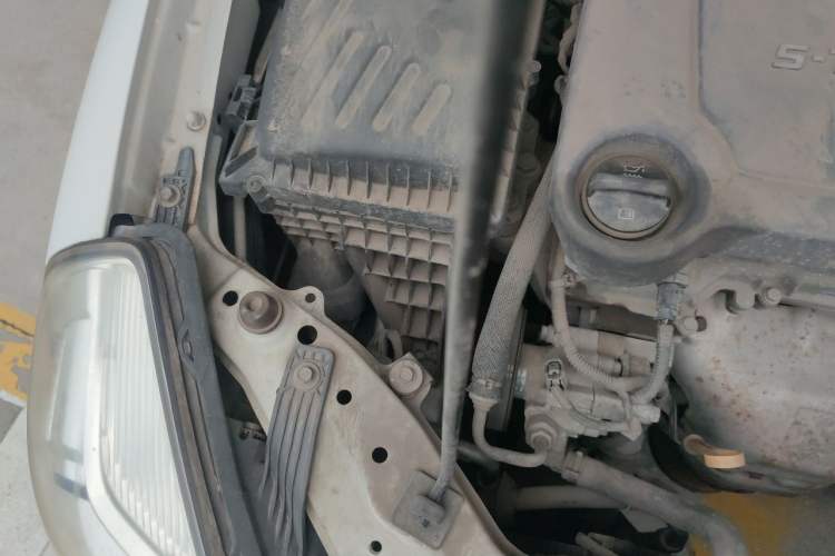 Used Buick Excelle 2013 1.5L Automatic Classic Model Engine Bay Right