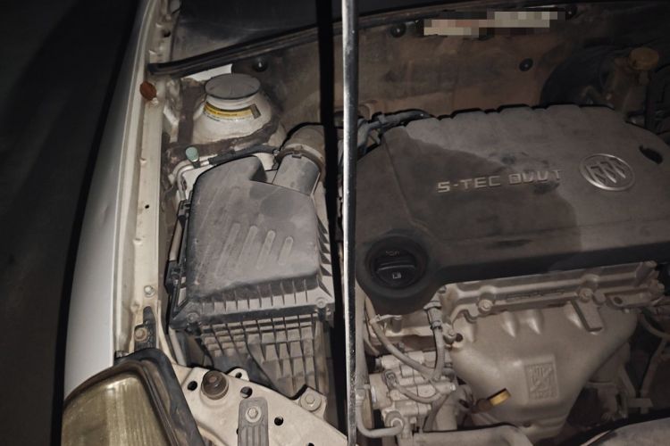 Used Buick Excelle 2013 1.5L Manual Classic Model Engine Bay Right