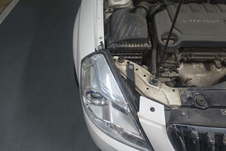 Used Buick Excelle 2013 1.5L Automatic Classic Model Engine Bay Right